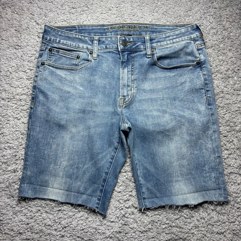 American Eagle Shorts Mens 34 Light Wash Denim Cut Offs Raw Hem Flex Casual Work
